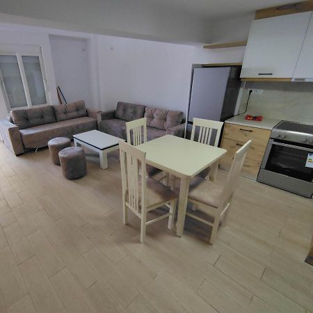 Rose Apartment Sarande Bagian luar foto