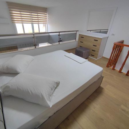 Rose Apartment Sarande Bagian luar foto