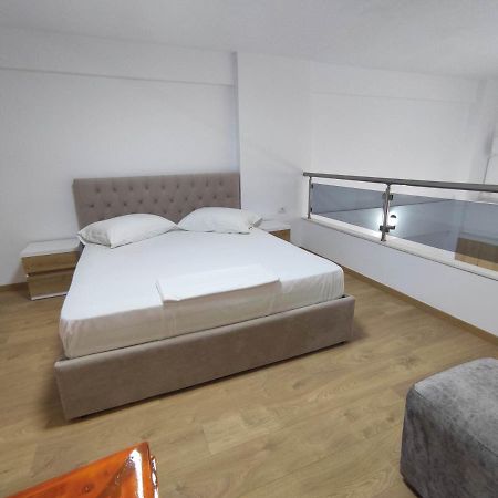 Rose Apartment Sarande Bagian luar foto