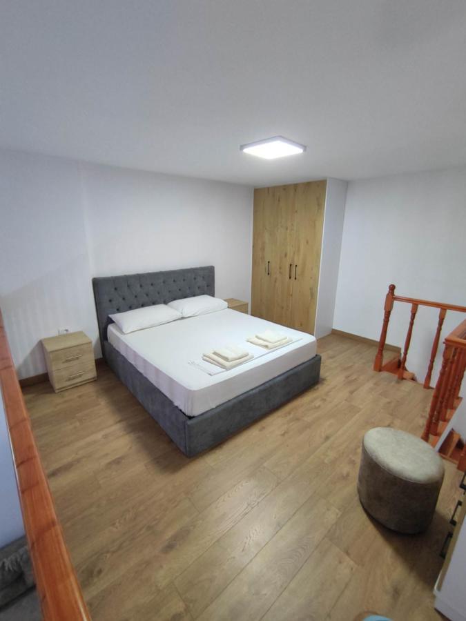 Rose Apartment Sarande Bagian luar foto