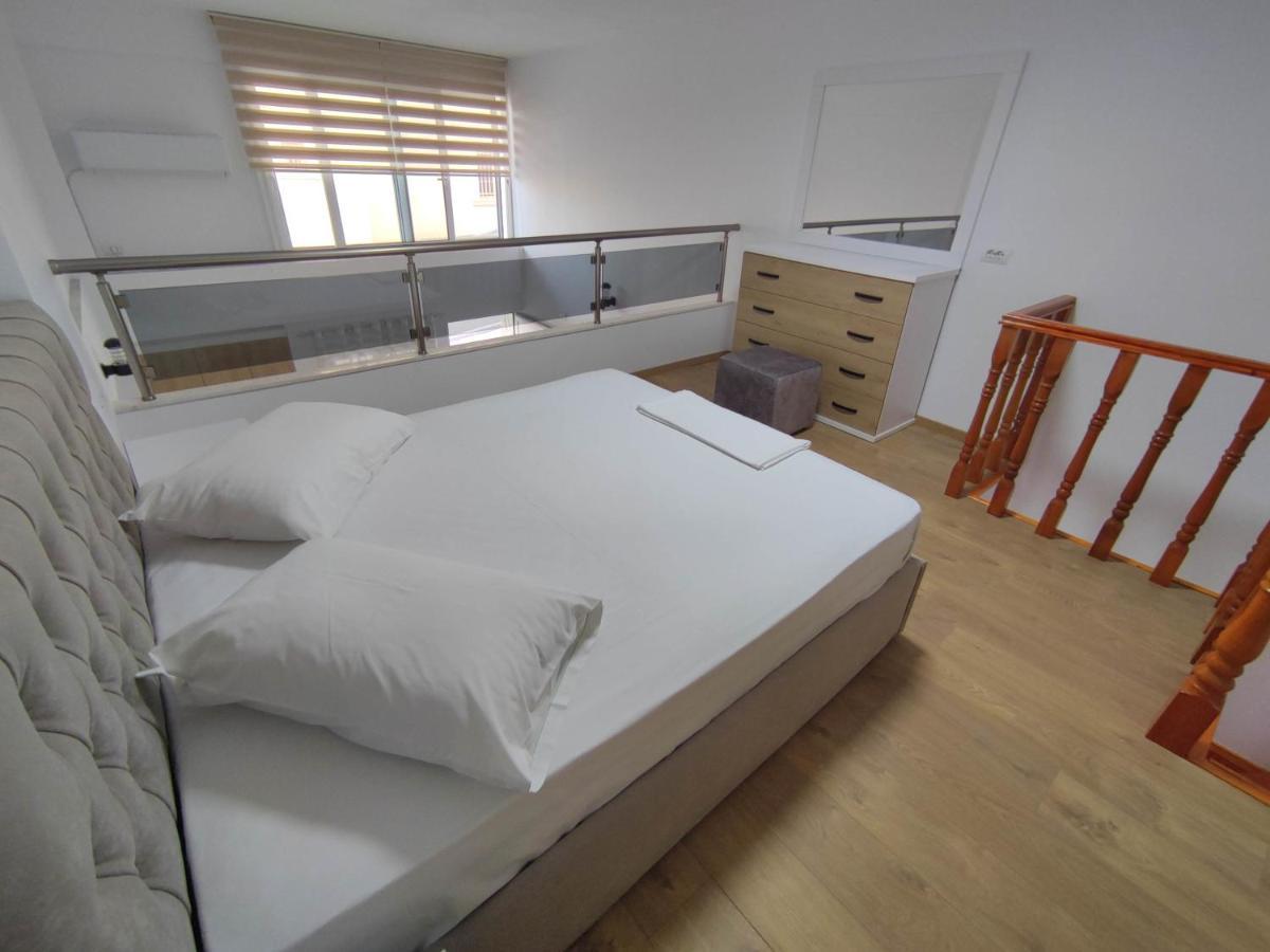 Rose Apartment Sarande Bagian luar foto