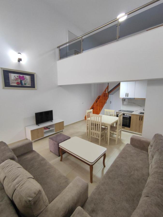 Rose Apartment Sarande Bagian luar foto