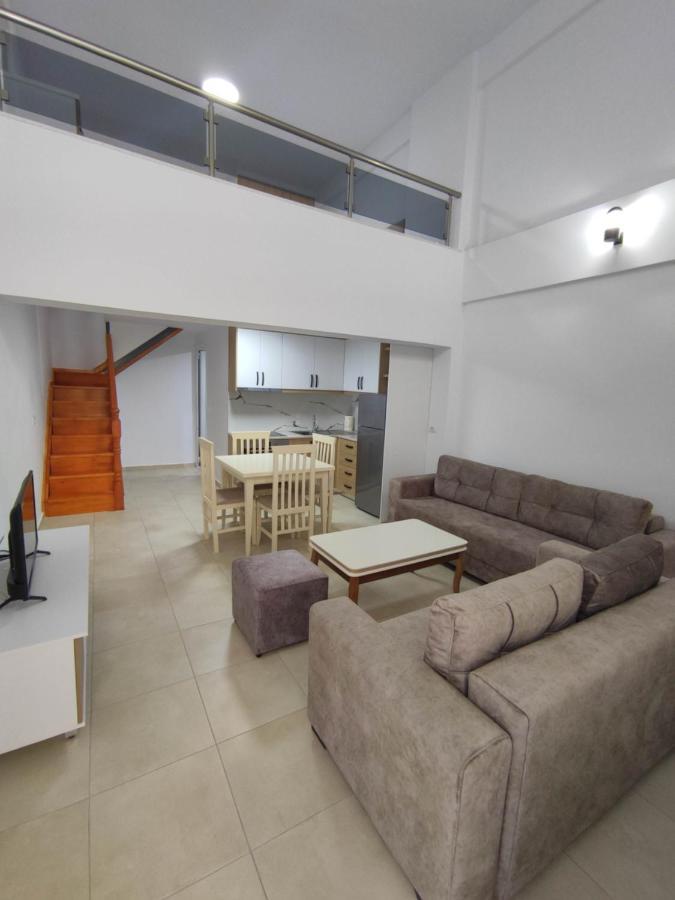 Rose Apartment Sarande Bagian luar foto